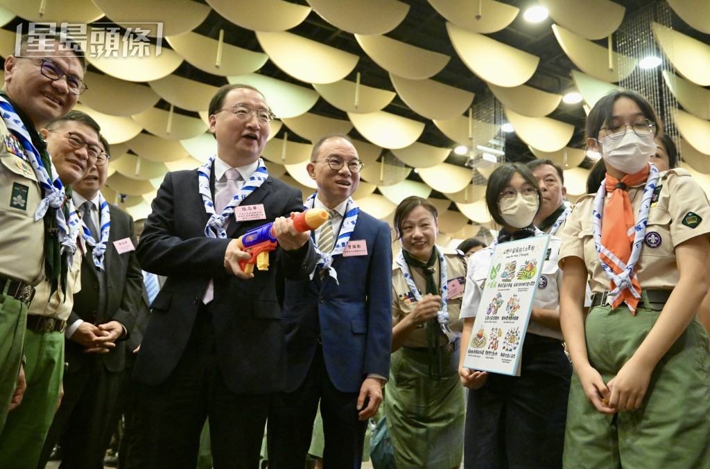 中聯辧青年工作部部長張志華參與攤位遊戲。蘇正謙攝