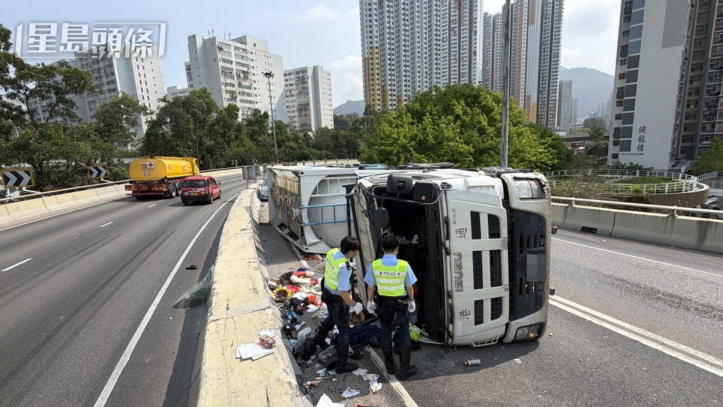 貨車翻側,車頭擋風玻璃飛脫。 貨車翻側,車頭擋風玻璃飛脫。