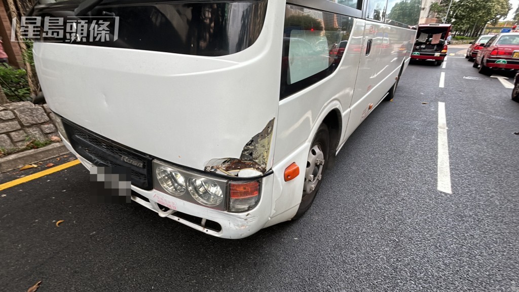 校巴車頭損毀。