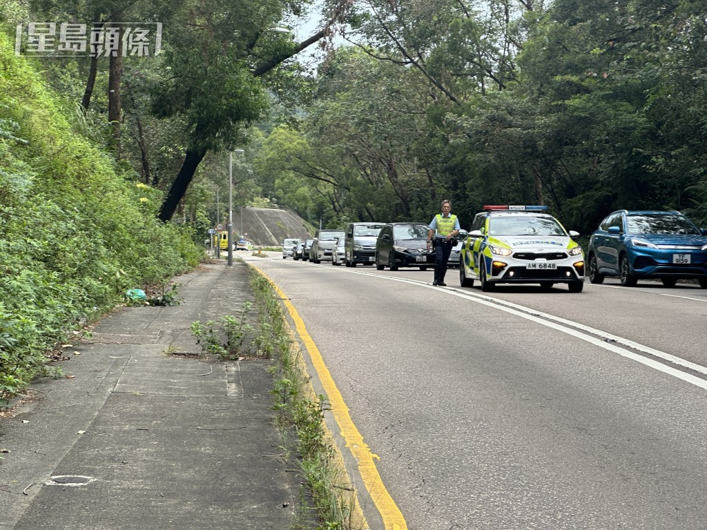 警員調查事故原因。梁國峰攝
