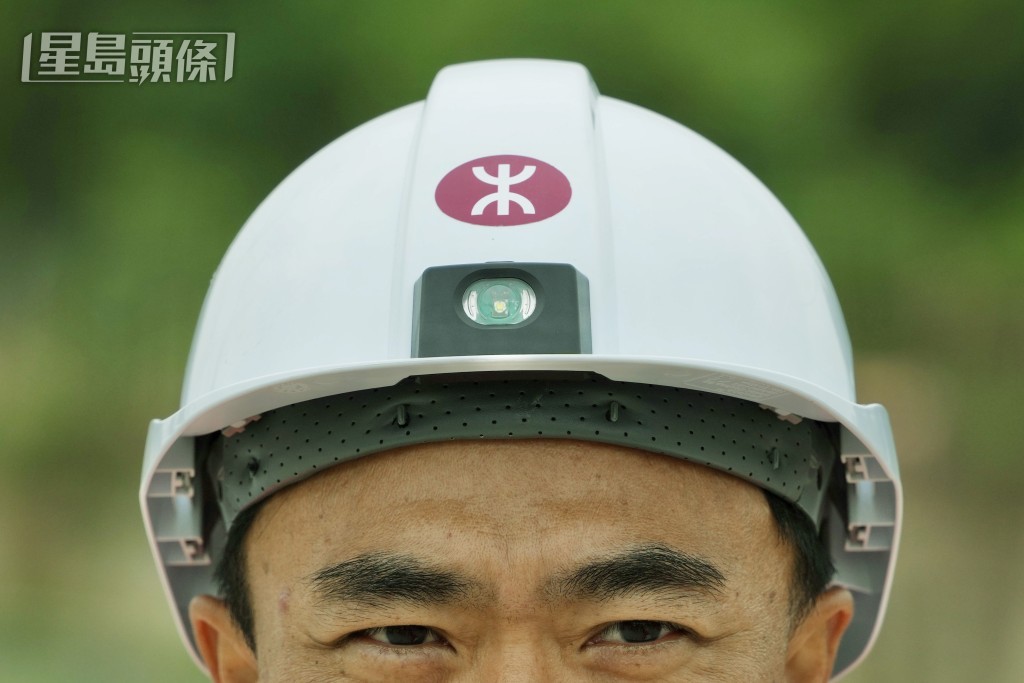 工友配戴的「智能頭盔」,能避免他們誤闖鐵路危險區域。 蘇正謙攝 工友配戴的「智能頭盔」,能避免他們誤闖鐵路危險區域。 蘇正謙攝