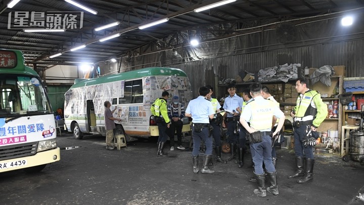 涉事綠Van司機(中)被捕。楊偉亨攝 涉事綠Van司機(中)被捕。楊偉亨攝