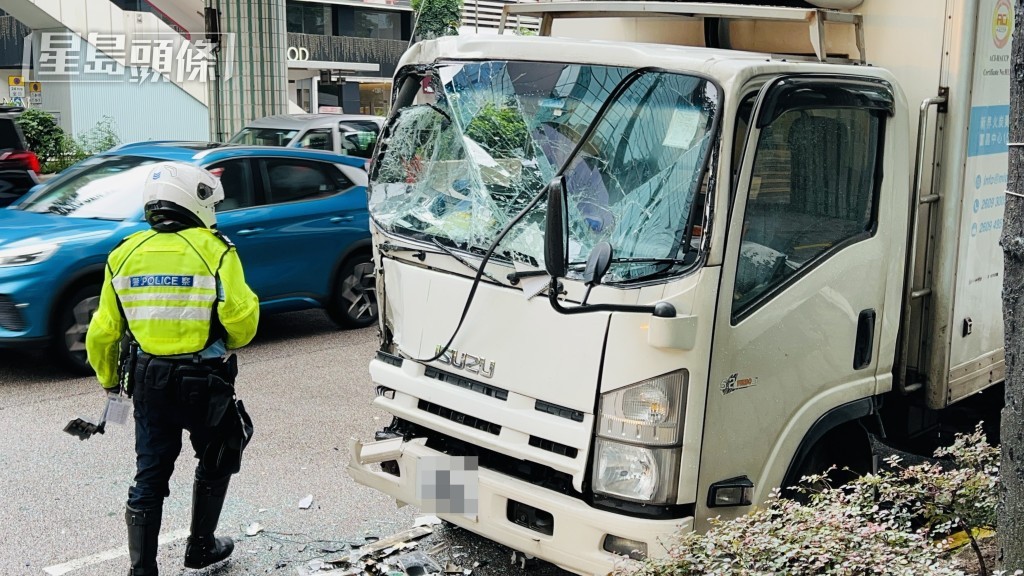 貨車車頭嚴重損毀，擋風玻璃爆裂。蔡楚輝攝