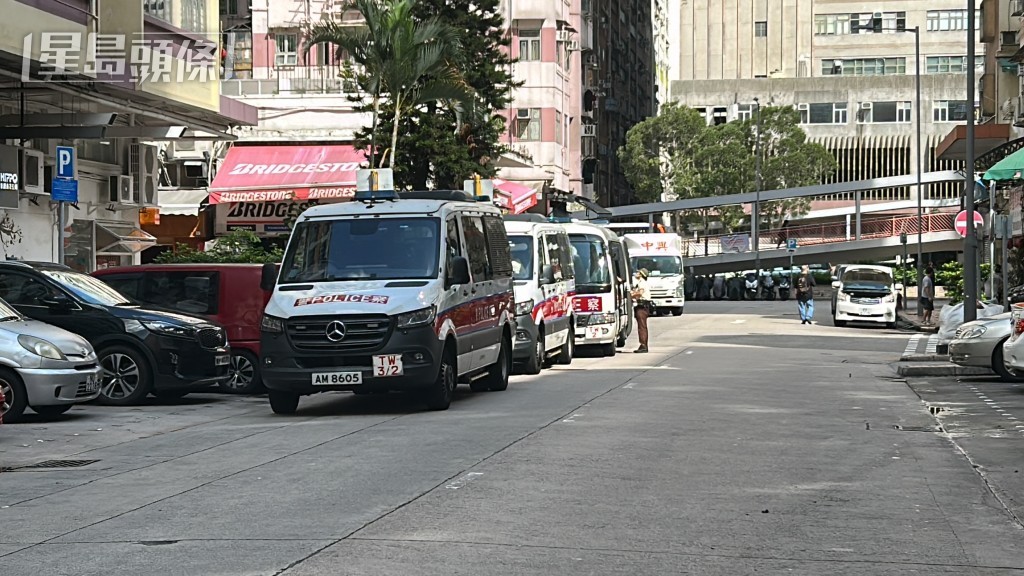 多輛警車停泊享和街執法。林思明攝 多輛警車停泊享和街執法。林思明攝