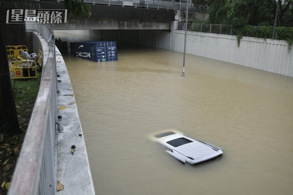 現場所見七人車車門已被打開。陳浩元攝