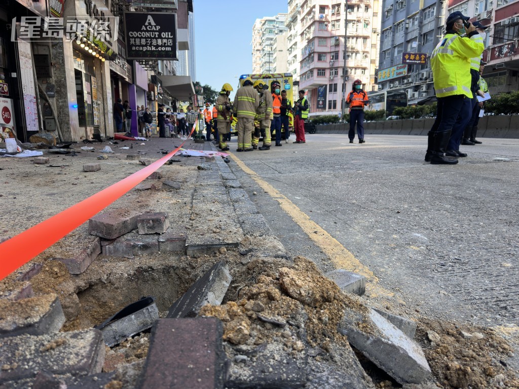行人路鐵欄被撞至連根起。梁國峰攝 行人路鐵欄被撞至連根起。梁國峰攝