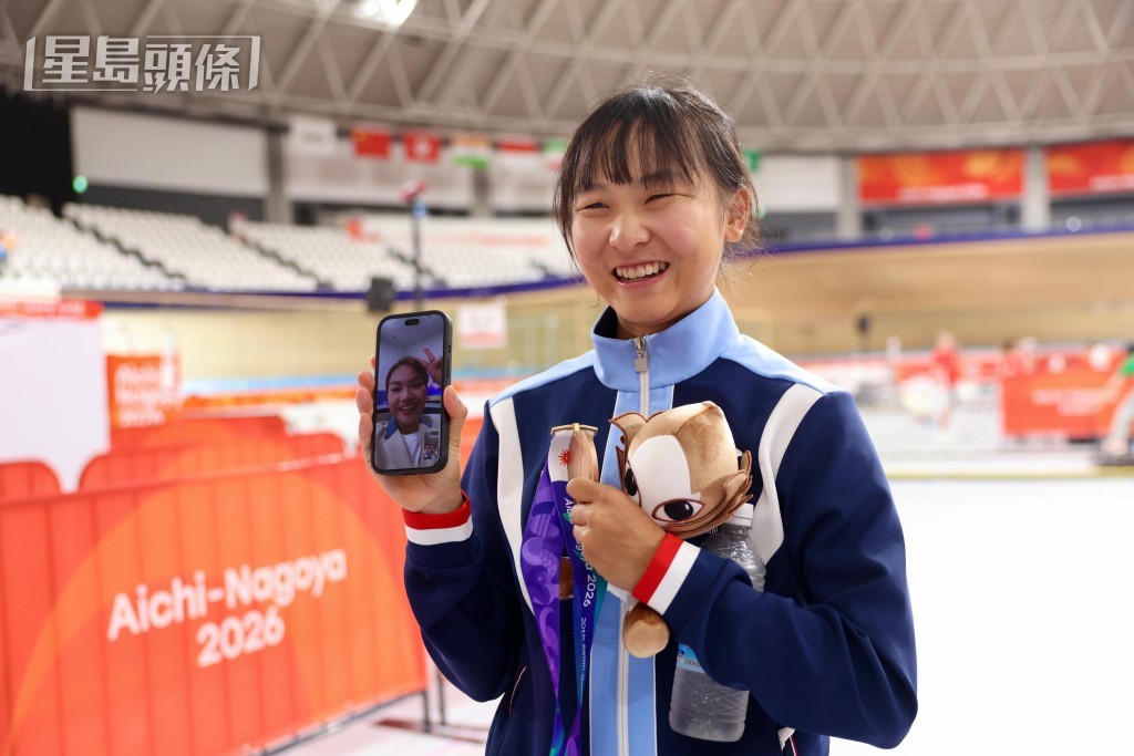 李思颖与单车队前辈李慧诗视像通讯后，才面露笑容。徐嘉华摄