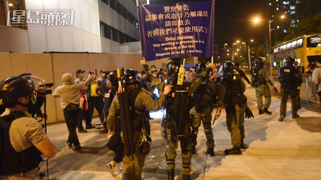 案發日大批市民到大興行動基地外抗議。資料圖片 案發日大批市民到大興行動基地外抗議。資料圖片