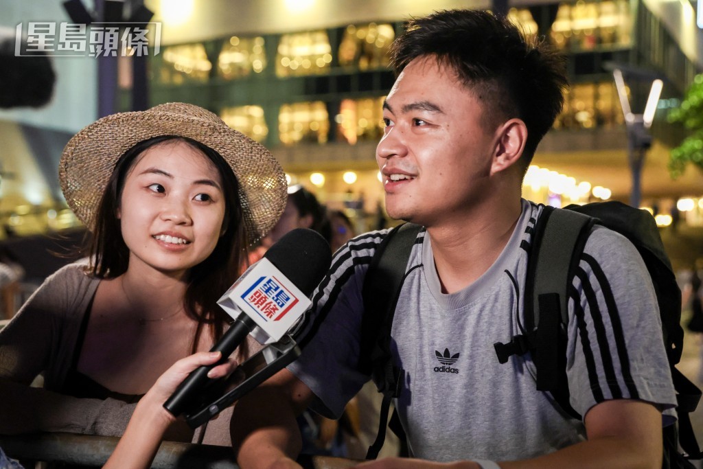上海旅客李先生與女友一起看煙花匯演，大讚國慶煙花「特別絢爛、很震撼」。
