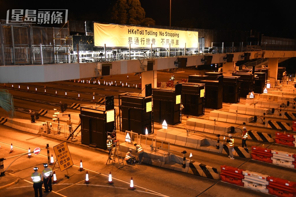 收費廣場有路牌提示駕駛者。黎志偉攝