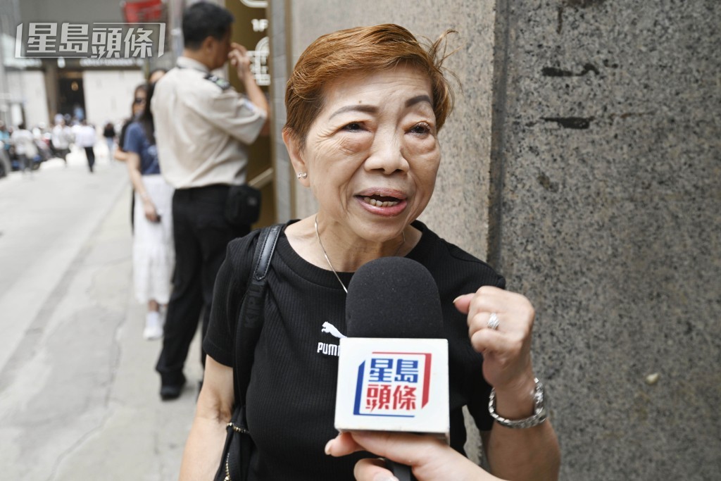 陳女士購買了5張彩票,笑指無策略,純粹「碰碰運氣」。 陳女士購買了5張彩票,笑指無策略,純粹「碰碰運氣」。