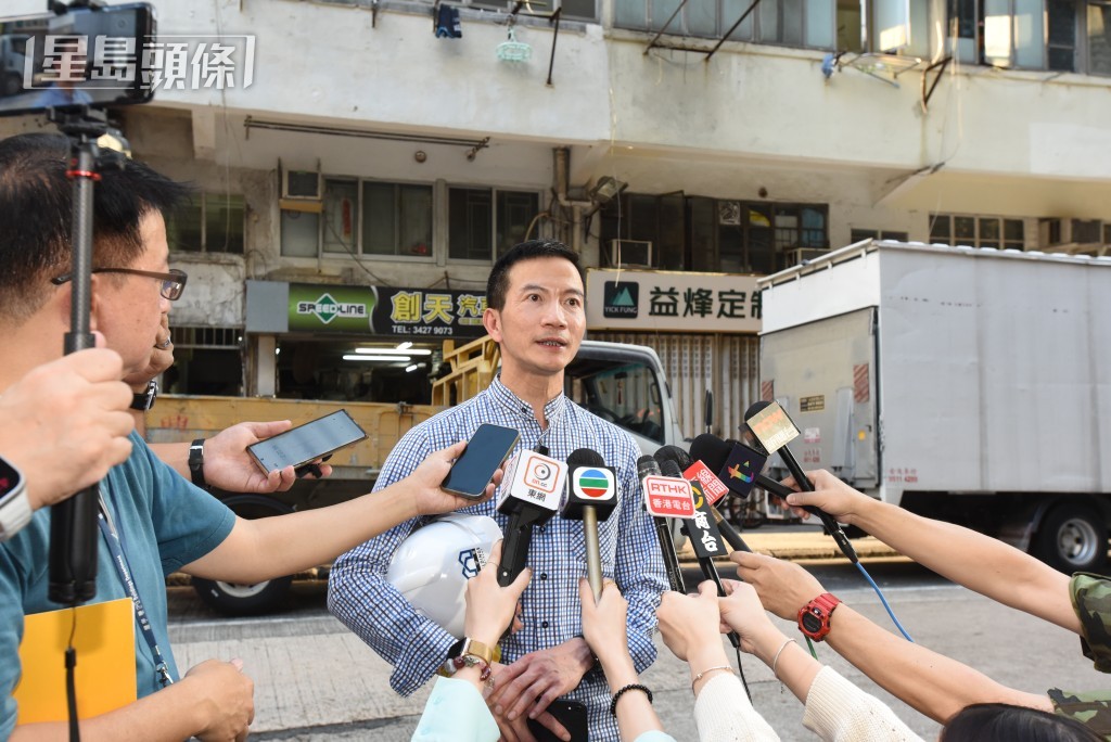 屋宇署高級屋宇測量師徐家儉表示經測量後認為整體大廈結構無即時危險。(黃文威攝) 屋宇署高級屋宇測量師徐家儉表示經測量後認為整體大廈結構無即時危險。(黃文威攝)