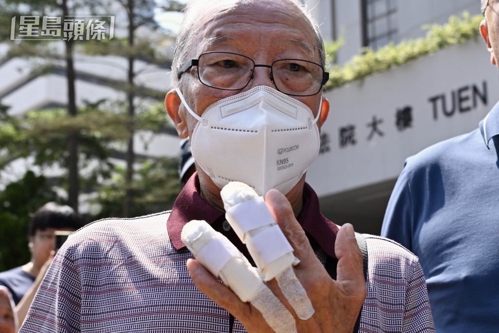 何伯與受傷手指。劉駿軒攝 何伯與受傷手指。劉駿軒攝