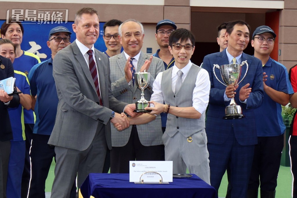 香港賽馬會賽馬營運總監魏德(左) 將「最安全及整潔馬房獎」的馬房獎項頒予鄭俊偉馬房的助理練馬師梁明偉(右)。 香港賽馬會賽馬營運總監魏德(左) 將「最安全及整潔馬房獎」的馬房獎項頒予鄭俊偉馬房的助理練馬師梁明偉(右)。