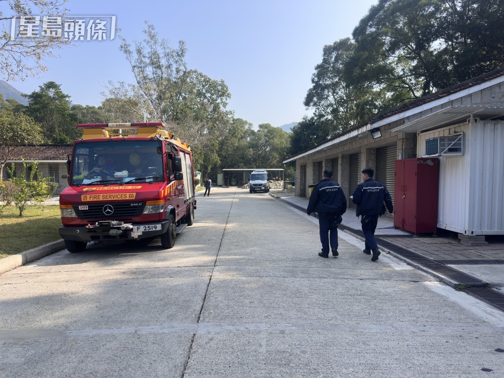 救援人員在馬鞍山郊野公園集合，登山搜救。梁國峰攝