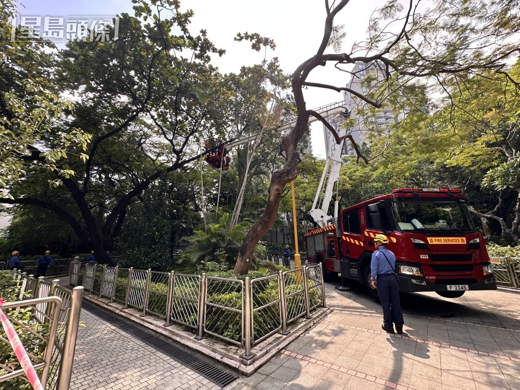 消防最後收隊離場。