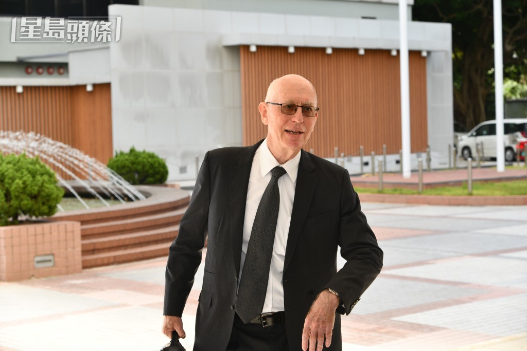 鄺球的代表大律師戴奧偉。