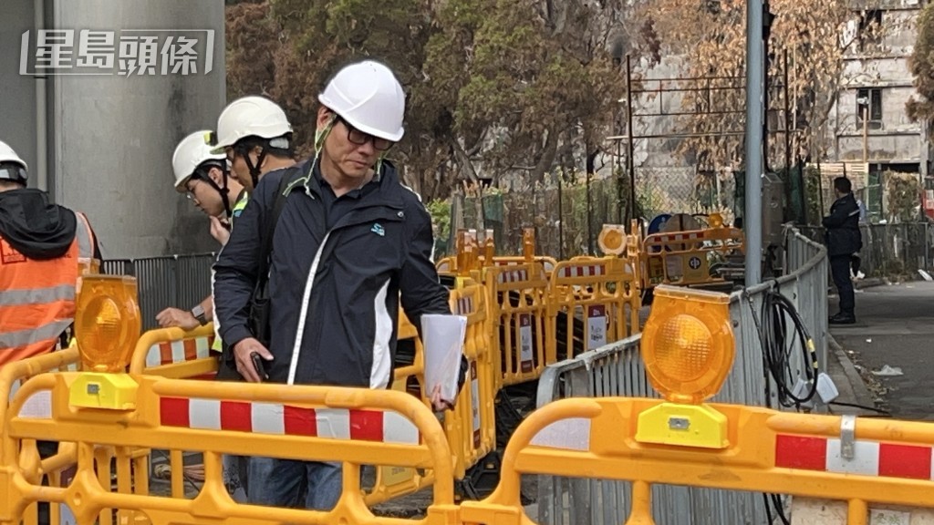 工程人員在外圍勘察。 工程人員在外圍勘察。