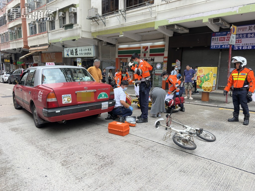 的士與單車相撞。梁國峰攝