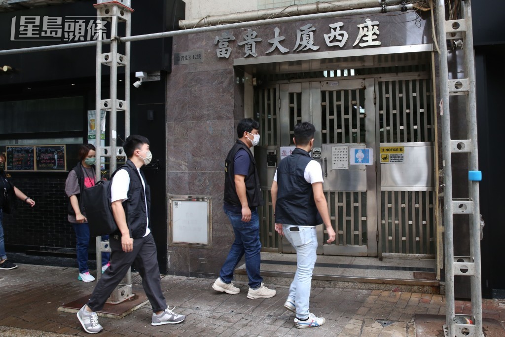 警方到案發旺角富貴大廈西座調查。資料圖片 警方到案發旺角富貴大廈西座調查。資料圖片