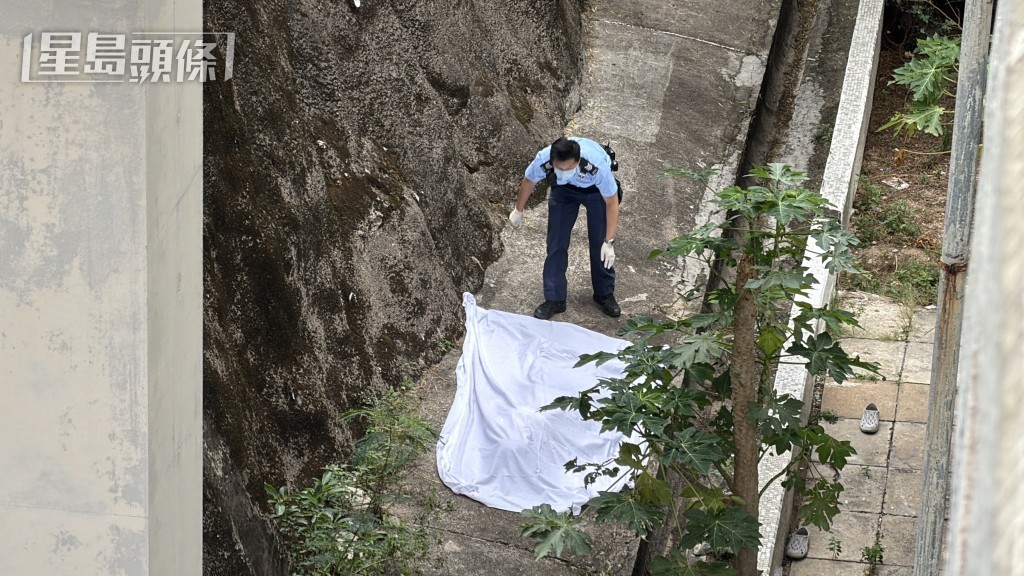 警員用白布遮蓋遺體,展開調查。 警員用白布遮蓋遺體,展開調查。