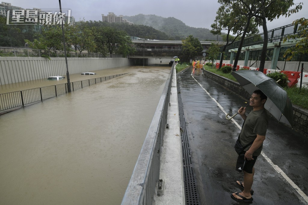 水淹行車道。陳浩元攝