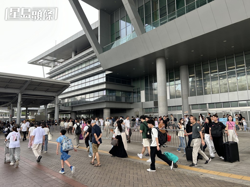 出入境口岸人頭湧湧。 出入境口岸人頭湧湧。