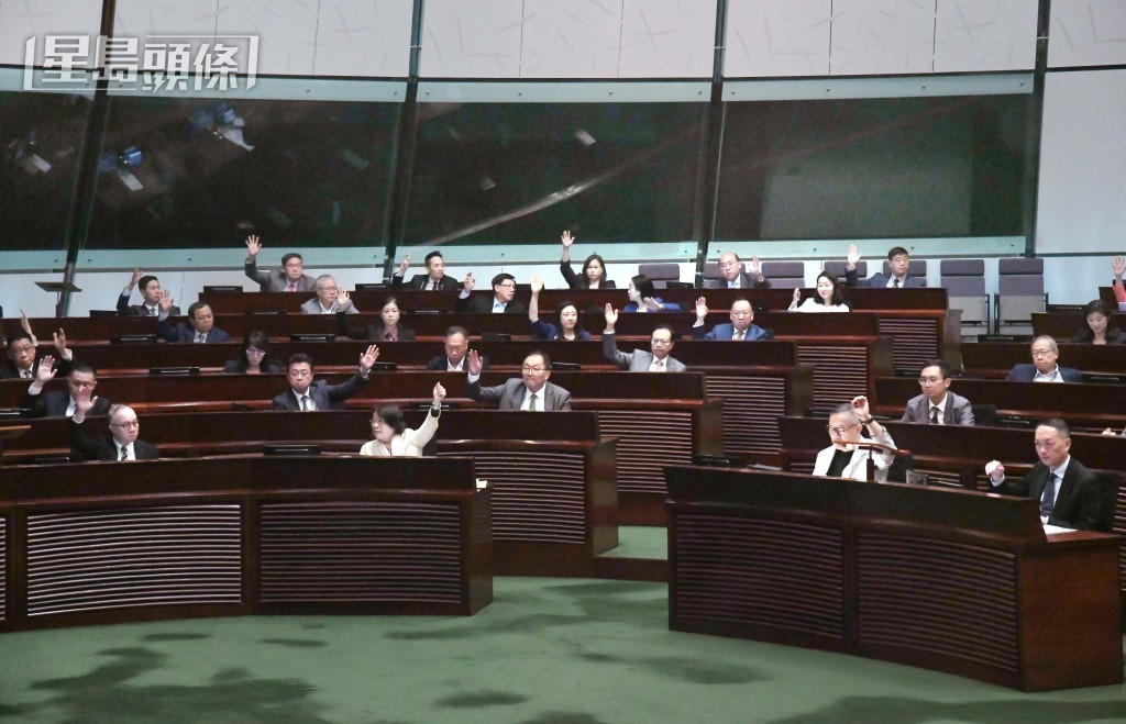 立法會以77票贊成、2票反對、2票棄權下，三讀通過條例草案。何健勇攝