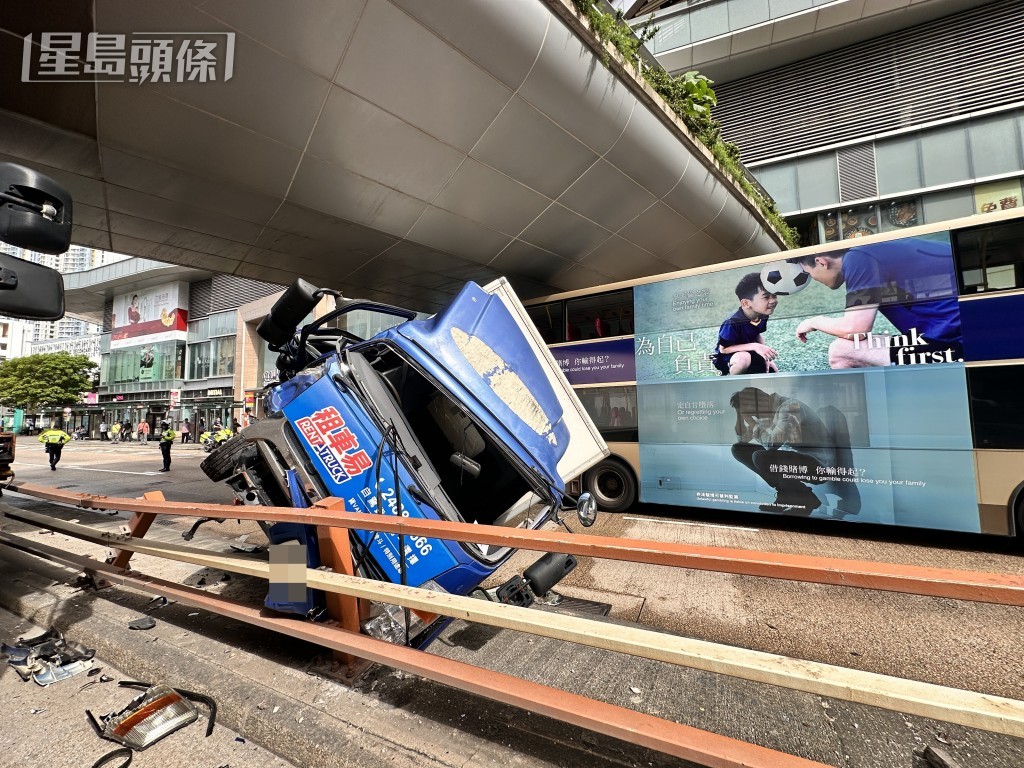 貨車翻側與九巴相撞。梁國峰攝
