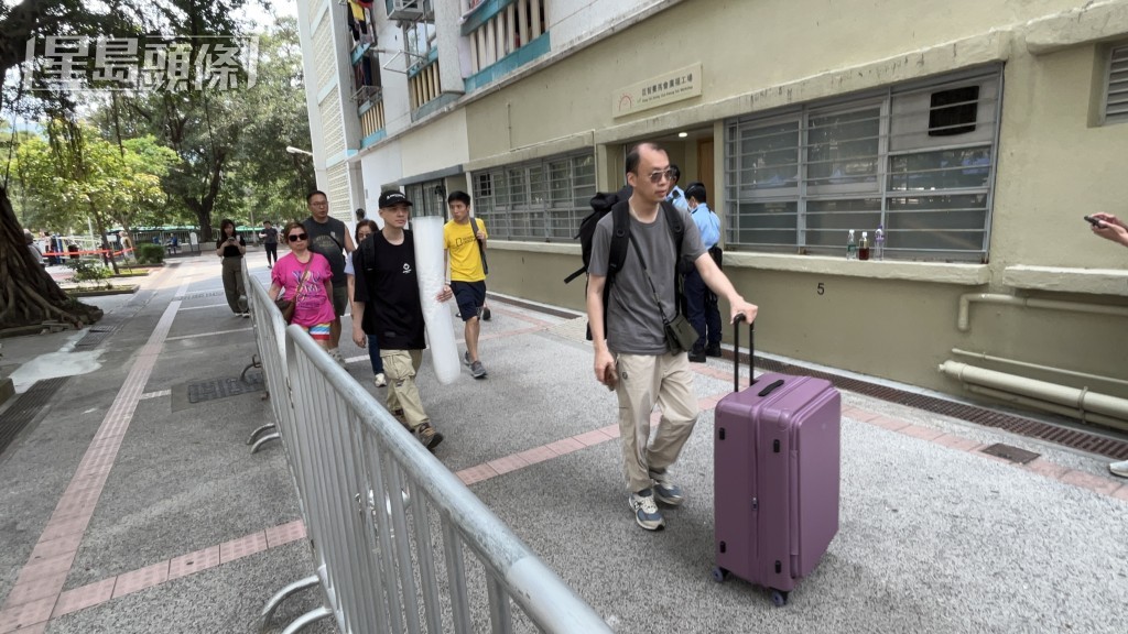 麥先生拖篋上樓。