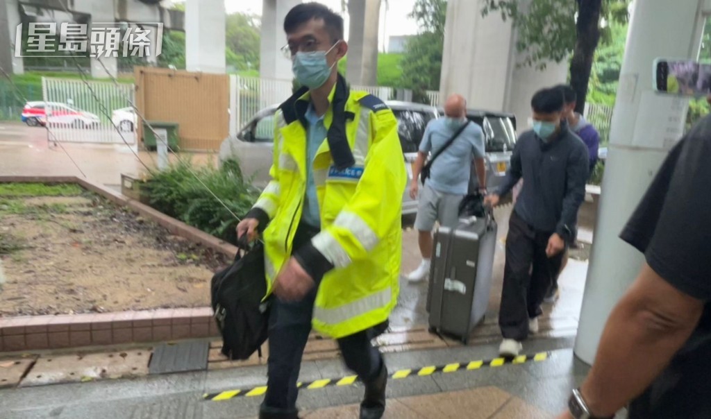 警方向家屬交還死者的行李箱。 警方向家屬交還死者的行李箱。