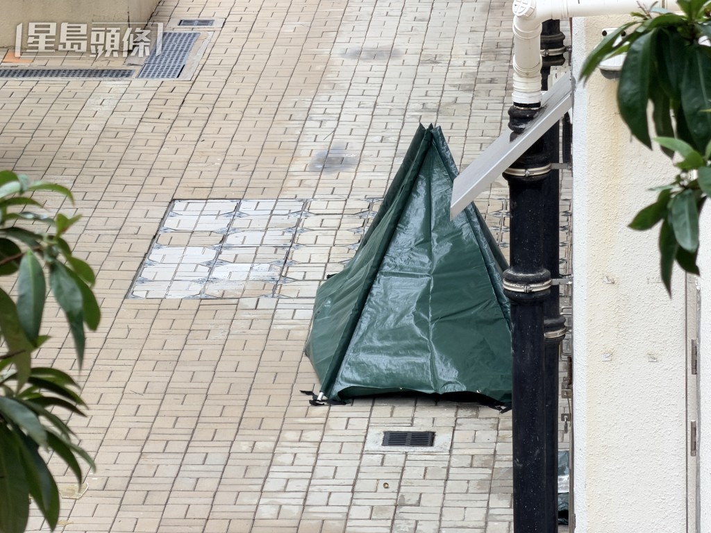 女子遺體由帳蓬遮蔽。梁國峰攝 女子遺體由帳蓬遮蔽。梁國峰攝