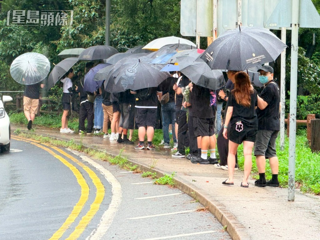 死者一眾親友冒雨路祭。梁國峰攝 死者一眾親友冒雨路祭。梁國峰攝