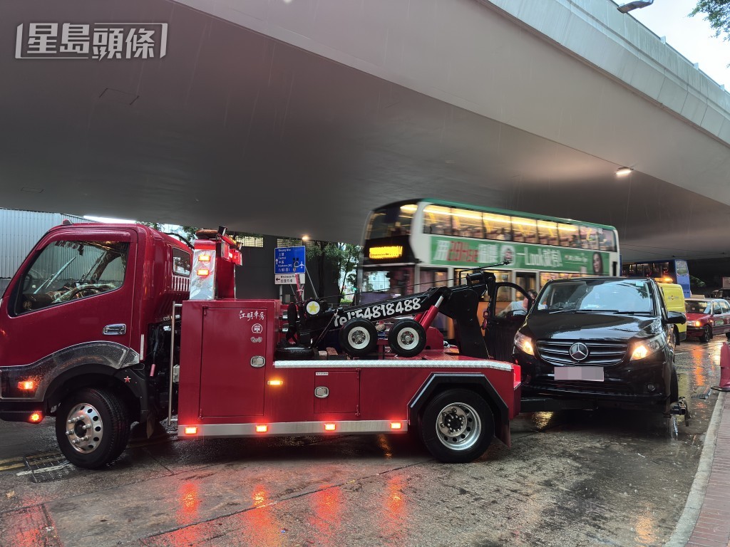 黑雨下客貨車途經干諾道西，遇上水浸「死火」。梁國峰攝