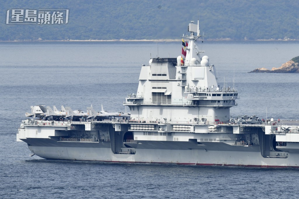 海軍山東艦編隊今早駛入本港水域。盧江球攝