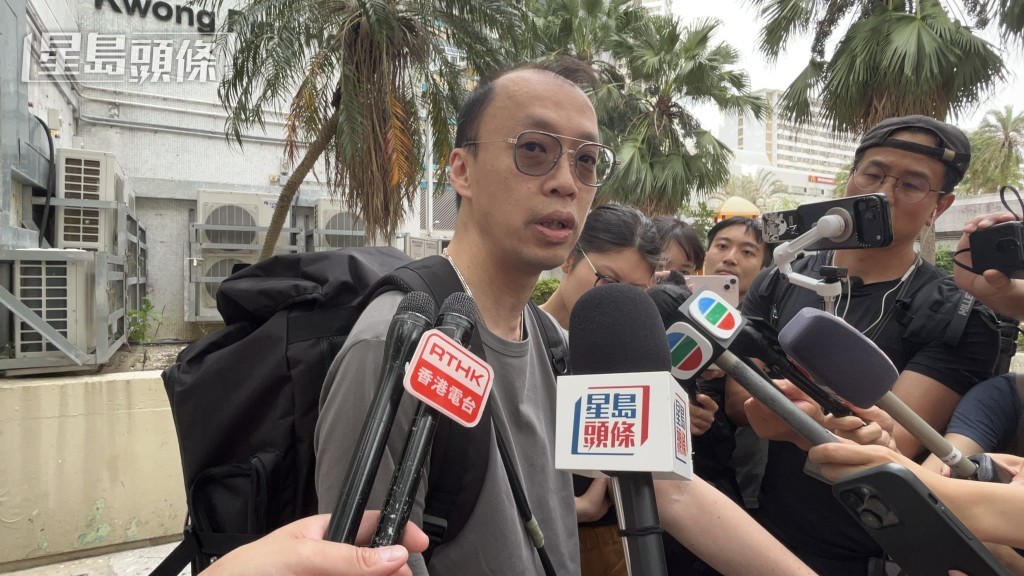 宏新閣25樓居民麥先生帶備花束上樓，拜祭在大火中疑焗斃的愛貓。蔡楚輝攝