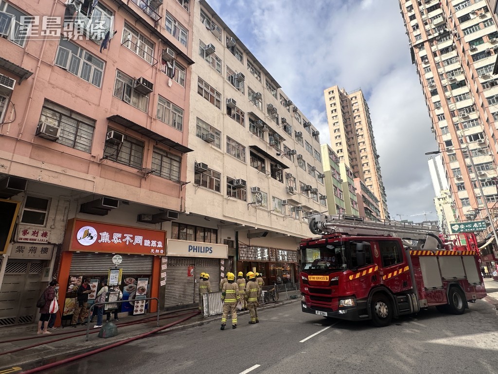 消防拖喉救火。 消防拖喉救火。