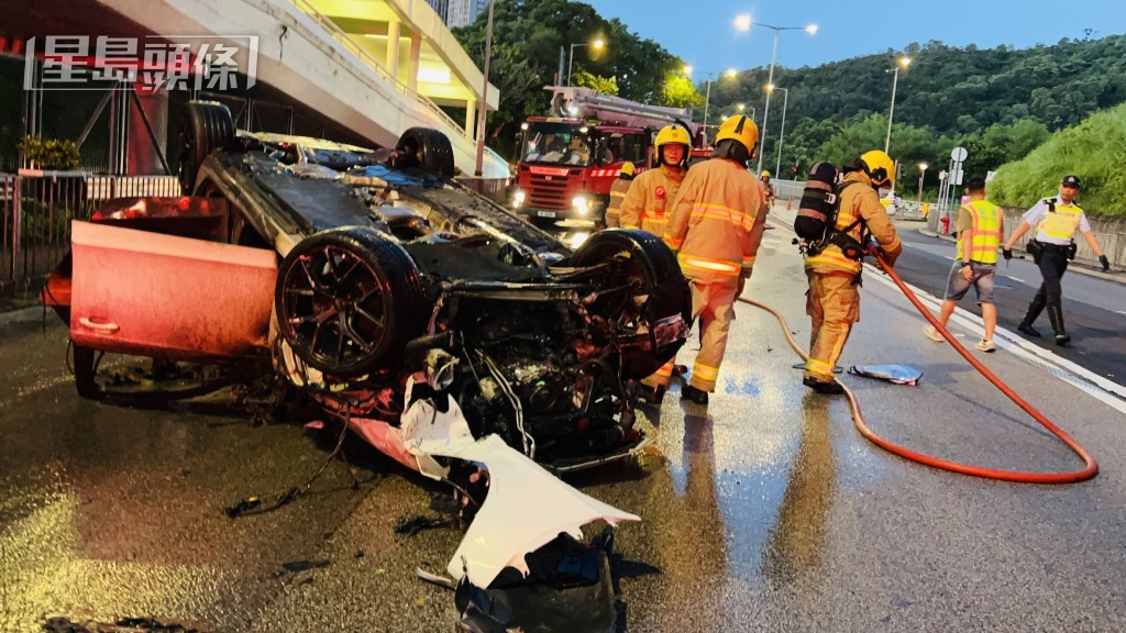 私家車反轉冒煙起火，消防到場將火救熄。蔡楚輝攝