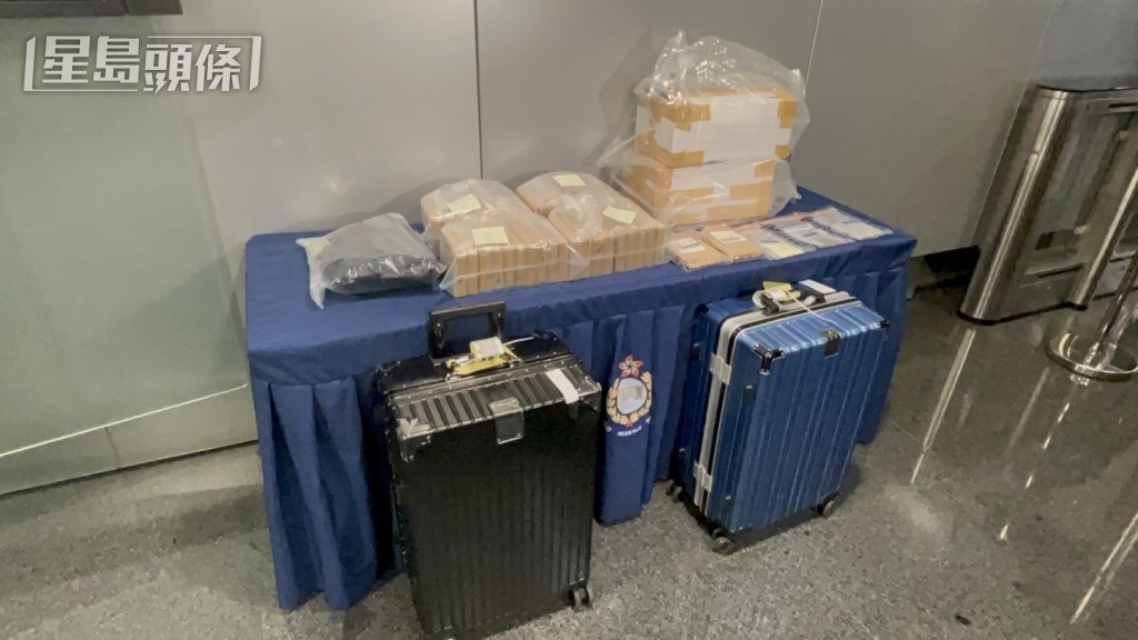毒品藏於行李內。楊偉亨攝 毒品藏於行李內。楊偉亨攝