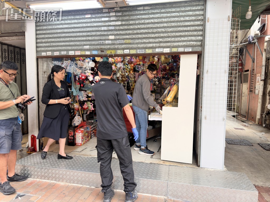 女店東劉小姐（左）的玉器舖遭爆竊，警方在場調查。梁國峰攝