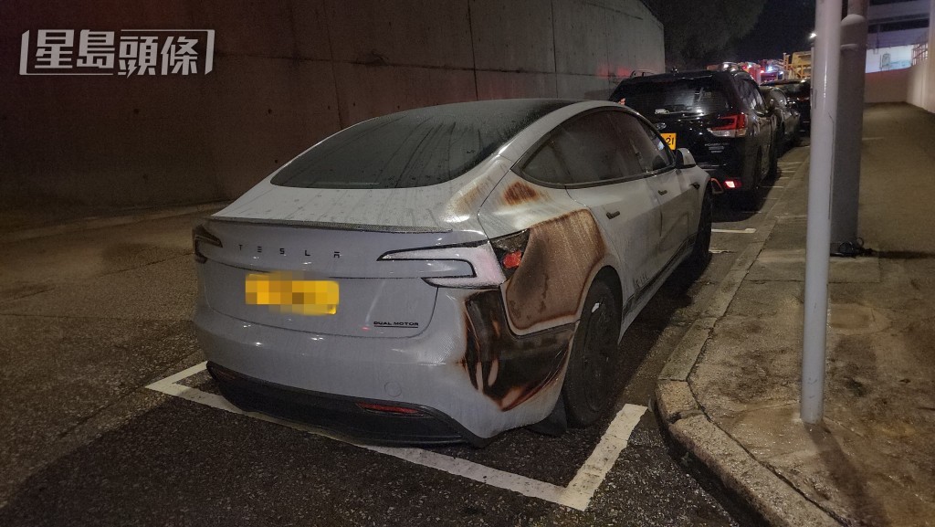 附近一輛Tesla私家車亦受波及。資料圖片