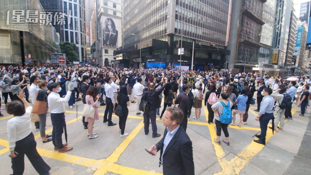 當日大批人士在中環集會覆蓋畢打街、德輔道中等重要道路。資料圖片 當日大批人士在中環集會覆蓋畢打街、德輔道中等重要道路。資料圖片
