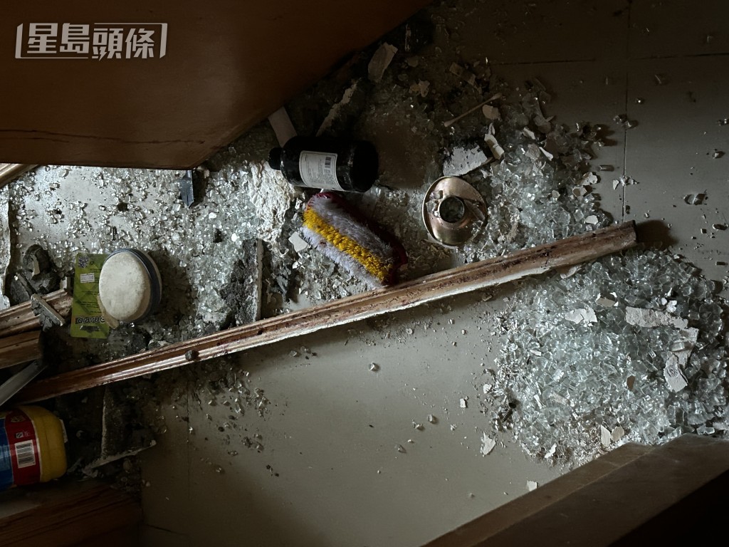 玻璃碎滿地。 玻璃碎滿地。