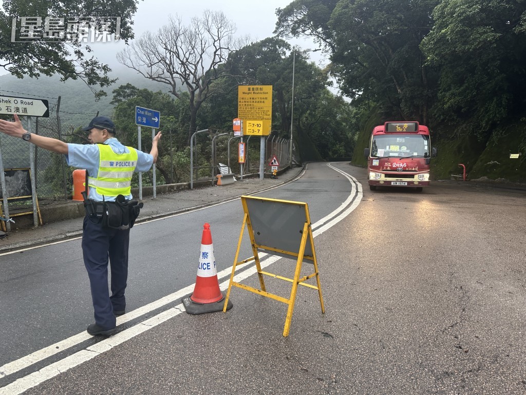 石澳道有限度重開,一條指定路線的紅Van可行駛。梁國峰攝 石澳道有限度重開,一條指定路線的紅Van可行駛。梁國峰攝