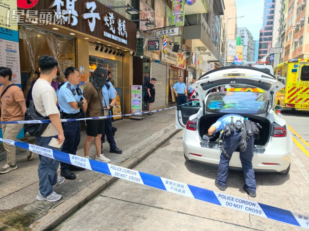警方搜查与案有关车辆。 警方搜查与案有关车辆。
