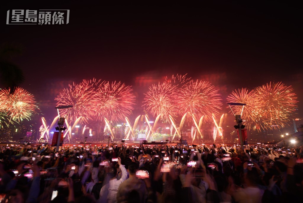 2024年除夕煙花。歐樂年攝 2024年除夕煙花。歐樂年攝