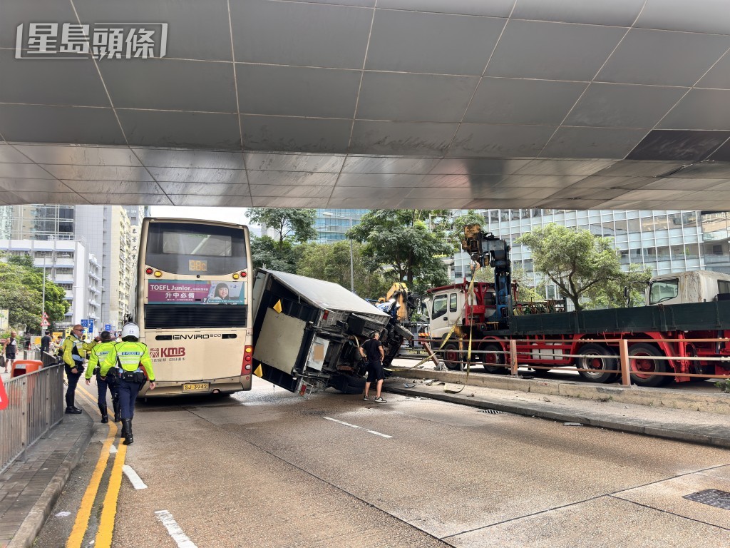 吊臂車到場善後。