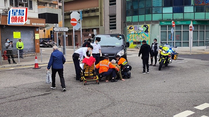 救護員將傷者送院。fb:筲箕灣西灣河關注組