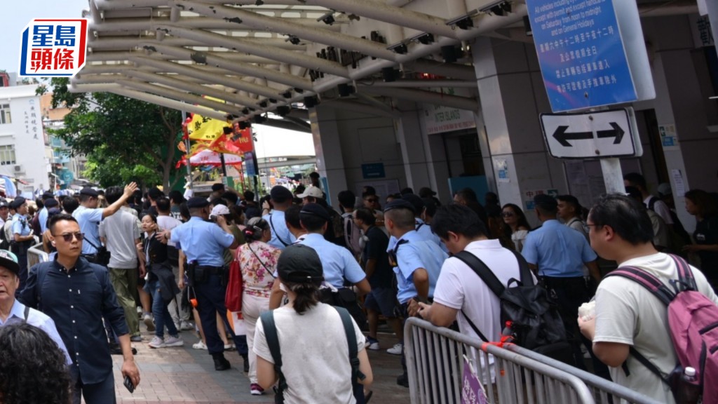 由今早8时至中午12时期间，已接载逾10,000人次往长洲。