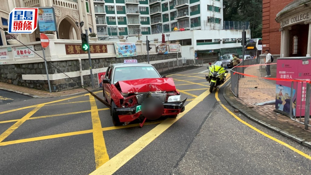 的士車頭損毀，鐵欄飛脫，交通燈倒塌。楊偉亨攝